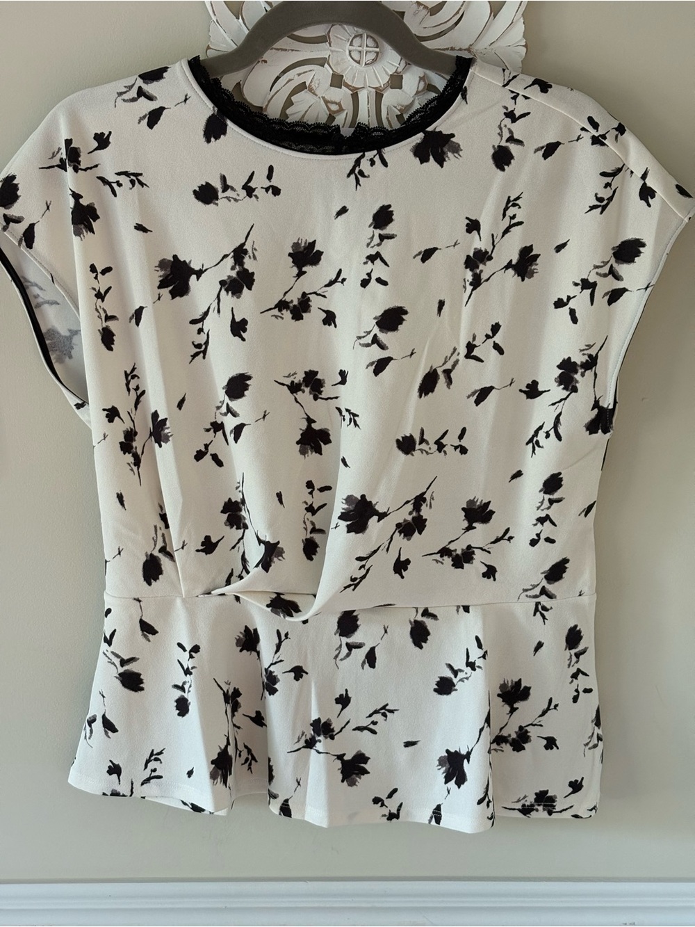 MELLODAY Black & White Floral Peplum Blouse